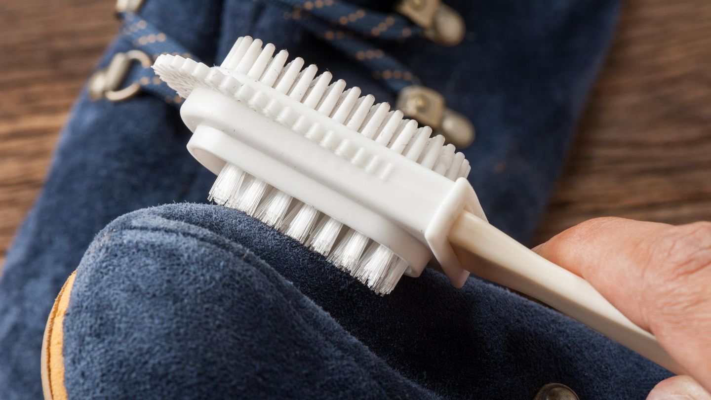 Wildlederschuhe reinigen: Diese Tipps und Hausmittel helfen