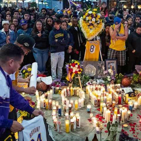 Fans gedenken dem verstorbenen Basketballspieler Bryant in der Nähe des Staples Center