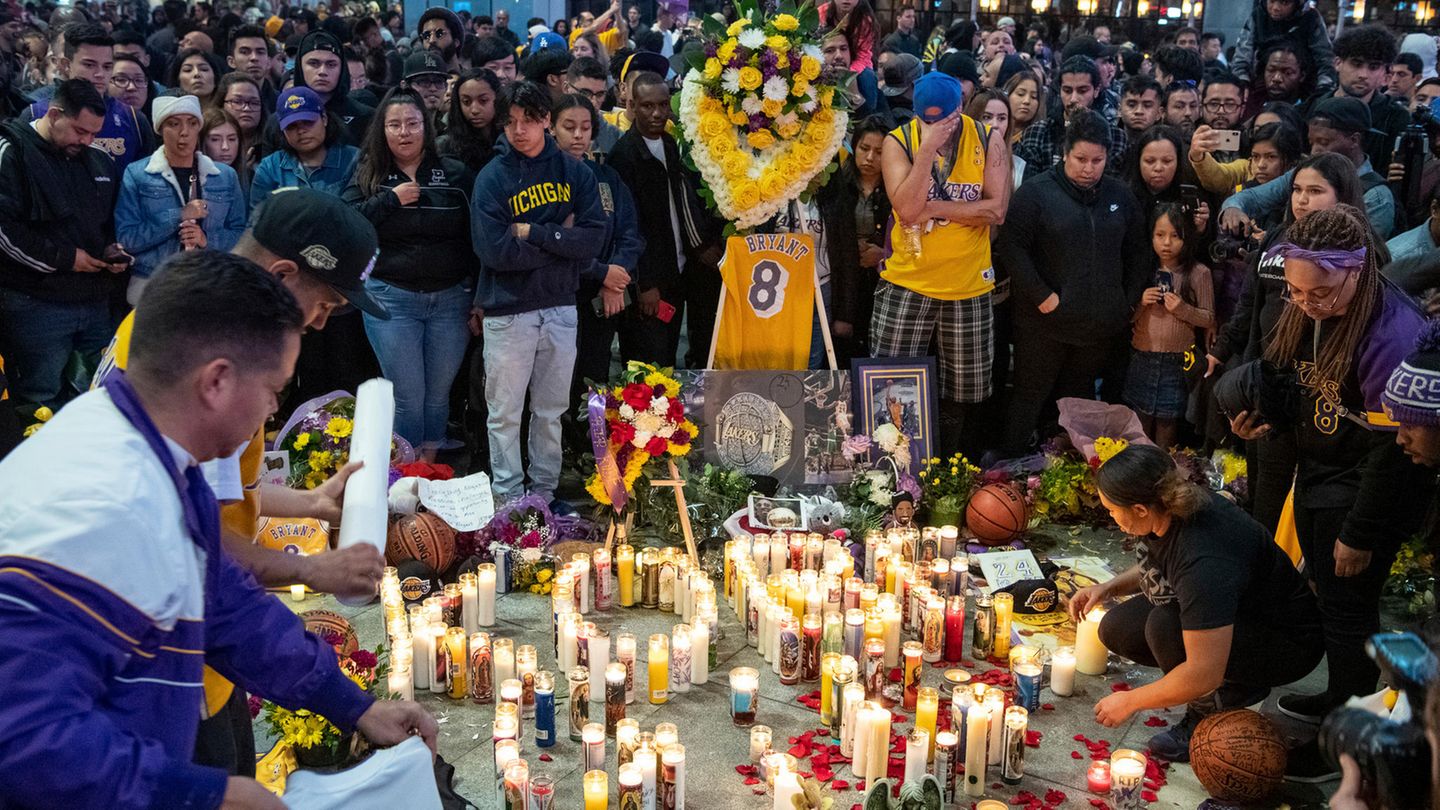 Fans gedenken dem verstorbenen Basketballspieler Bryant in der Nähe des Staples Center
