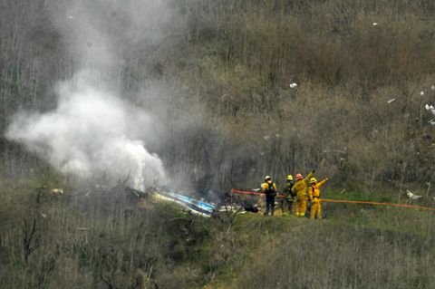 Feuerwehrleute arbeiten an der Stelle eines Hubschrauberabsturzes