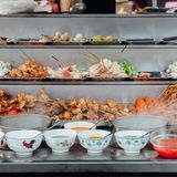 George Town, Malaysia  Die Autoren von "Eater" haben George Town in Malaysia als beste Stadt zum Futtern in ganz Südostasien auserkoren. Die Küche ist geprägt von malayischen, chinesischen, indonesischen, indischen und britischen Einflüssen. Ein typisches Essen könnte so aussehen: Zum Frühstück gibt's Nasi Lemak, gekochter Reis mit Kokosnussmilch und Sambal (Chili-Sauce). Zum Lunch isst man Thali auf Bananen-Blatt, eine Art all-you-can-Gericht mit indischen Köstlichkeiten. Abends isst man chinesische frittierte Nudeln - oder gönnt sich einen Fleischspieß an einem der unzähligen Streetfood-Stände.