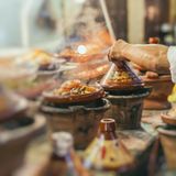 Marrakesch, Marokko  Die süß-herzhaft-scharfe Küche verdankt Marrakesch den Berbern, arabischen Siedlern und europäischen Händlern - und das beste Essen gibt es natürlich Zuhause. Aber da immer mehr Touristen nach Marrakesch strömen, sprießen jeden Monat neue, hippe Restaurants aus dem Boden. Und die lohnen sich: Tajine und Couscous, aber auch Pizza, Burger, Sandwiches und Kaffees werden serviert - und die Streetfood-Szene wächst rasant.