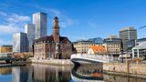 Malmö, Schweden  Man muss zugeben: die Hauptstadt der Neuen Nordischen Küche ist nur eine 40-minütige Zugfahrt entfernt. Aber Kopenhagen wird dafür auch von vielen Touristen frequentiert. Warum also nicht nach Malmö, wo junge Kochtalente die schwedische Küche auf den Kopf stellen. Das Klima hier ist mild, die Bauern im Umland bewirtschaften ihre Felder biologisch. Die "Nose-to-tail"-Philosophie, in der man das ganze Tier verwertet, wird hier bereits seit Jahren gelebt. Wer Naturweine liebt, findet hier Gleichgesinnte.