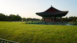 Gyeongju, Südkorea  Die Stadt wird auch als "Museum ohne Mauern" bezeichnet und ist vor allem bei koreanischen Touristen sehr beliebt. Wer hier isst, reist durch die Zeit. Viele historische Gebäude sind noch aus dem Silla-Reich erhalten, das bis 935 bestand. Die Rezepte wurden über Jahrhunderte überliefert, Köche wurden in alten Techniken unterrichtet. Hier kriegt man Essen wie in einem koreanischen Tempel serviert - zubereitet und serviert von buddhistischen Geistlichen.