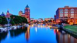 Milwaukee, Wisconsin, USA  Die meisten werden Schwierigkeiten haben, genau zu lokalisieren, wo Milwaukee oder Wisconsin auf der Karte liegen. Aber die Stadt im Mittleren Westen der USA, unweit von Chicago am Michigansee, wird 2020 generalüberholt und erhält sieben neue Hotels in der Stadt. Sie könnte also zum neuen Streetfood-Hotspot avancieren.