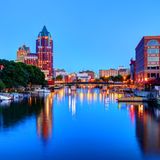 Milwaukee, Wisconsin, USA  Die meisten werden Schwierigkeiten haben, genau zu lokalisieren, wo Milwaukee oder Wisconsin auf der Karte liegen. Aber die Stadt im Mittleren Westen der USA, unweit von Chicago am Michigansee, wird 2020 generalüberholt und erhält sieben neue Hotels in der Stadt. Sie könnte also zum neuen Streetfood-Hotspot avancieren.