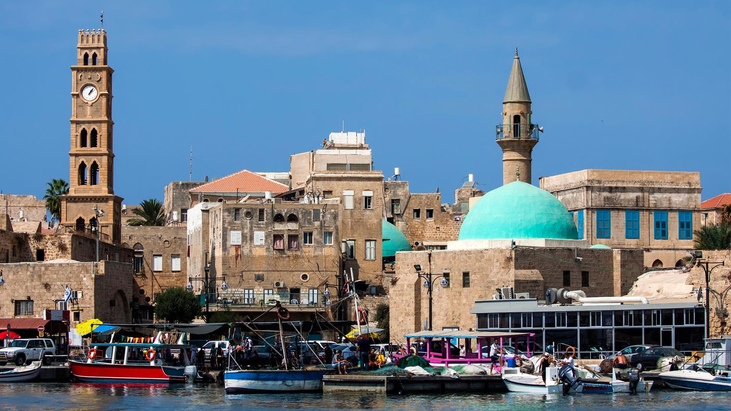 Akko, Israel  Die Stadt zählt zum Unesco-Weltkulturerbe - die Mauern sind Jahrtausende alt, wie auch die Burgern, Schlösser, Moscheen und Synagogen. Hier leben die unterschiedlichsten Religionsgemeinschaften friedlich beieinander - das kommt natürlich der Foodszene zu Gute: Hier trinkt man Kaffee mit Kardamom, man isst etliche Hummus-Variationen, Meeresfrüchte und Süßspeisen.