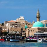 Akko, Israel  Die Stadt zählt zum Unesco-Weltkulturerbe - die Mauern sind Jahrtausende alt, wie auch die Burgern, Schlösser, Moscheen und Synagogen. Hier leben die unterschiedlichsten Religionsgemeinschaften friedlich beieinander - das kommt natürlich der Foodszene zu Gute: Hier trinkt man Kaffee mit Kardamom, man isst etliche Hummus-Variationen, Meeresfrüchte und Süßspeisen.