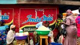 Lagos, Nigeria  Die Food-Szene pulsiert in der bevölkerungsreichsten Stadt Afrikas: Streetfood und Restaurants repräsentieren die Einflüsse der Immigranten aus West-Afrika. Reis-Gerichte wie Jollof (weißer Reis mit Tomaten-Sauce) oder Ofada (Reis mit Paprika-Schoten-Eintopf und Palmöl) werden hier sehr gern gegessen.