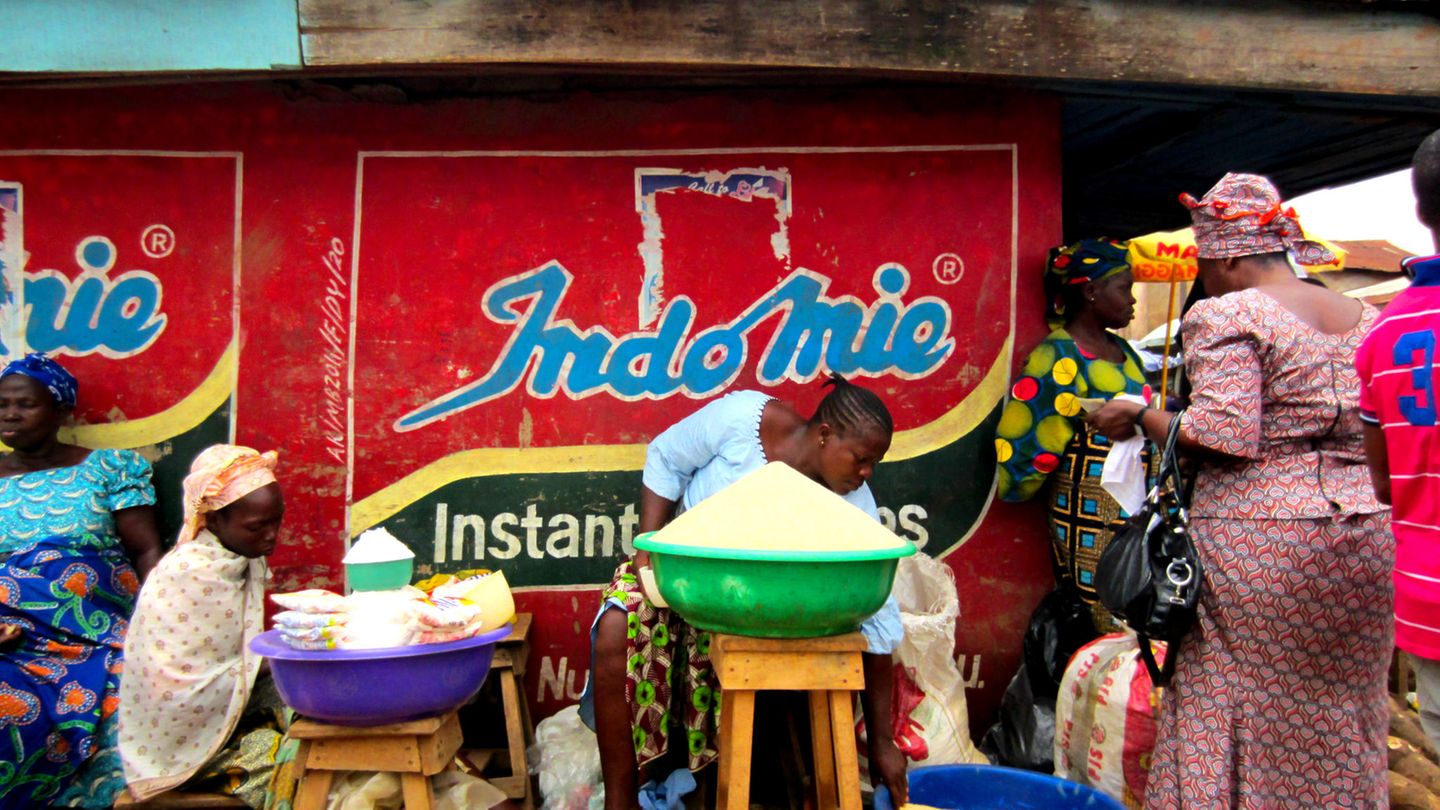 Food-Magazin "Eater" empfiehlt: Lagos, Nigeria Die Food-Szene pulsiert in der bevölkerungsreichsten Stadt Afrikas: Streetfood und Restaurants repräsentieren die Einflüsse der Immigranten aus West-Afrika. Reis-Gerichte wie Jollof (weißer Reis mit Tomaten-Sauce) oder Ofada (Reis mit Paprika-Schoten-Eintopf und Palmöl) werden hier sehr gern gegessen. Lagos, Nigeria Die Food-Szene pulsiert in der bevölkerungsreichsten Stadt Afrikas: Streetfood und Restaurants repräsentieren die Einflüsse der Immigranten aus West-Afrika. Reis-Gerichte wie Jollof (weißer Reis mit Tomaten-Sauce) oder Ofada (Reis mit Paprika-Schoten-Eintopf und Palmöl) werden hier sehr gern gegessen.