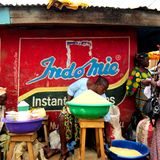 Lagos, Nigeria  Die Food-Szene pulsiert in der bevölkerungsreichsten Stadt Afrikas: Streetfood und Restaurants repräsentieren die Einflüsse der Immigranten aus West-Afrika. Reis-Gerichte wie Jollof (weißer Reis mit Tomaten-Sauce) oder Ofada (Reis mit Paprika-Schoten-Eintopf und Palmöl) werden hier sehr gern gegessen.