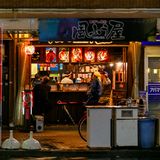 Nagoya, Japan  Der Schriftsteller Haruki Murakami hat Nagoya einst als Japans Brotkorb bezeichnet und meinte damit, dass die Stadt nicht von der Zeit gezeichnet ist. Die Küche hier wird auch Nagoya-meshi genannt und beinhaltet Kishimen (flache Nudeln), Hitsumabushi (knuspriger Aal in einer süß-sauren Sauce), Miso Katsu (frittiertes Schwein mit einer kräftigen Miso-Sauce) und weitere herzhafte Gerichte. 