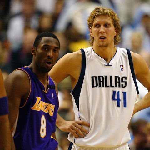 Dirk Nowitzki im weißen Dress der Dallas Mavericks und Kobe Bryant im blau-goldenen Lakers-Outfit stehen nebeneinander auf dem s