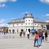 Pristina, Kosovo  Europas jüngste Nation, die erst vor elf Jahren ihre Unabhängigkeit deklariert hat, hat ihre Identiät vor allem über Kunst, Nachtleben - und eben übers Essen definiert. Die Aromen sind heute vom ehemaligen Jugoslawien und den mediterranen Nachbarn beeinflusst. Der Fokus liegt auf gegrilltem Fleisch, Paprika, Käse, Eingemachtes und Kuchen. Die Stadt ist nicht auf dem Radar des Massentourismus - und genau deshalb eine (kulinarische) Reise wert.