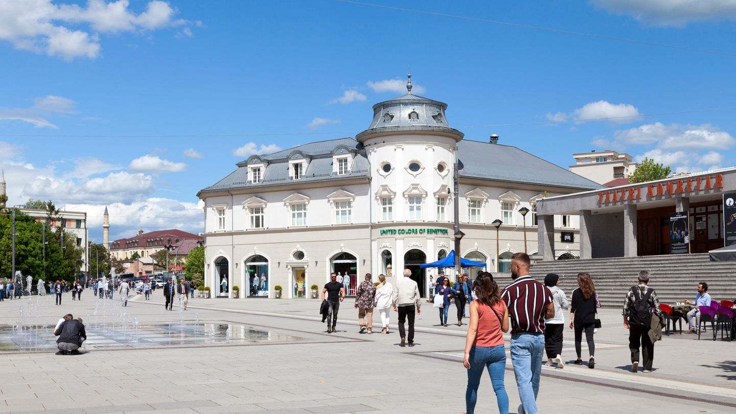 Food-Magazin "Eater" empfiehlt: Pristina, Kosovo Europas jüngste Nation, die erst vor elf Jahren ihre Unabhängigkeit deklariert hat, hat ihre Identiät vor allem über Kunst, Nachtleben - und eben übers Essen definiert. Die Aromen sind heute vom ehemaligen Jugoslawien und den mediterranen Nachbarn beeinflusst. Der Fokus liegt auf gegrilltem Fleisch, Paprika, Käse, Eingemachtes und Kuchen. Die Stadt ist nicht auf dem Radar des Massentourismus - und genau deshalb eine (kulinarische) Reise wert. Pristina, Kosovo Europas jüngste Nation, die erst vor elf Jahren ihre Unabhängigkeit deklariert hat, hat ihre Identiät vor allem über Kunst, Nachtleben - und eben übers Essen definiert. Die Aromen sind heute vom ehemaligen Jugoslawien und den mediterranen Nachbarn beeinflusst. Der Fokus liegt auf gegrilltem Fleisch, Paprika, Käse, Eingemachtes und Kuchen. Die Stadt ist nicht auf dem Radar des Massentourismus - und genau deshalb eine (kulinarische) Reise wert.