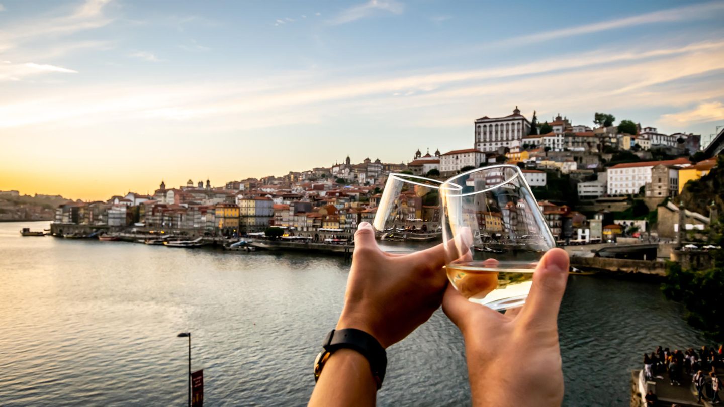 Porto, Portugal  Die Stadt in Portugals Norden steht seit jeher in Lissabons Schatten und wird von Touristen häufig übersehen. Dabei ist die kleine Schwester der Hauptstadt nicht nur aus kulinarischer Sicht ein absoluter Hotspot. Hier experimentieren Jungköche mit der traditionellen Küche und frischen Akzenten, die die Hausmannskost leicht und modern macht. 