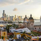 Cartagena, Kolumbien  Cartagena liegt an Kolumbiens karibischer Küste, deren Promenaden von innovativen Restaurants gesäumt sind. Die Küche basiert auf indigenen Aromen mit afrikanischen, arabischen und spanischen Einflüssen. Das Repertoire beinhaltet herzhafte Eintöpfe, käsige Empanadas oder gefüllte Teigtaschen, sowie gegrilltes Fleisch und tropische Früchte. Und natürlich darf man die Fülle an Meeresfrüchten nicht vergessen.