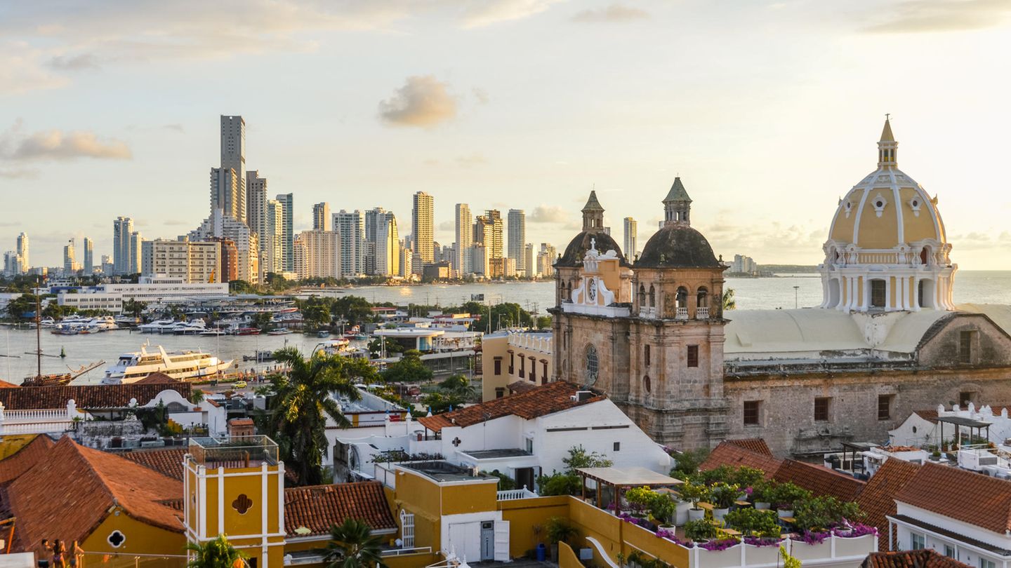 Food-Magazin "Eater" empfiehlt: Cartagena, Kolumbien Cartagena liegt an Kolumbiens karibischer Küste, deren Promenaden von innovativen Restaurants gesäumt sind. Die Küche basiert auf indigenen Aromen mit afrikanischen, arabischen und spanischen Einflüssen. Das Repertoire beinhaltet herzhafte Eintöpfe, käsige Empanadas oder gefüllte Teigtaschen, sowie gegrilltes Fleisch und tropische Früchte. Und natürlich darf man die Fülle an Meeresfrüchten nicht vergessen. Cartagena, Kolumbien Cartagena liegt an Kolumbiens karibischer Küste, deren Promenaden von innovativen Restaurants gesäumt sind. Die Küche basiert auf indigenen Aromen mit afrikanischen, arabischen und spanischen Einflüssen. Das Repertoire beinhaltet herzhafte Eintöpfe, käsige Empanadas oder gefüllte Teigtaschen, sowie gegrilltes Fleisch und tropische Früchte. Und natürlich darf man die Fülle an Meeresfrüchten nicht vergessen.