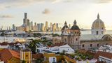 Cartagena, Kolumbien  Cartagena liegt an Kolumbiens karibischer Küste, deren Promenaden von innovativen Restaurants gesäumt sind. Die Küche basiert auf indigenen Aromen mit afrikanischen, arabischen und spanischen Einflüssen. Das Repertoire beinhaltet herzhafte Eintöpfe, käsige Empanadas oder gefüllte Teigtaschen, sowie gegrilltes Fleisch und tropische Früchte. Und natürlich darf man die Fülle an Meeresfrüchten nicht vergessen.