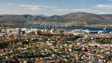 Hobart, Australien  Lange Zeit war die verschlafene Hauptstadt Tasmaniens vor allem für Fish-and-Chips-Imbissbuden bekannt. Das hat sich in den letzten Jahren geändert - und neue Restaurants säumen die Promenade, die die Speisekarten mit lokalen Zutaten aufpeppen.