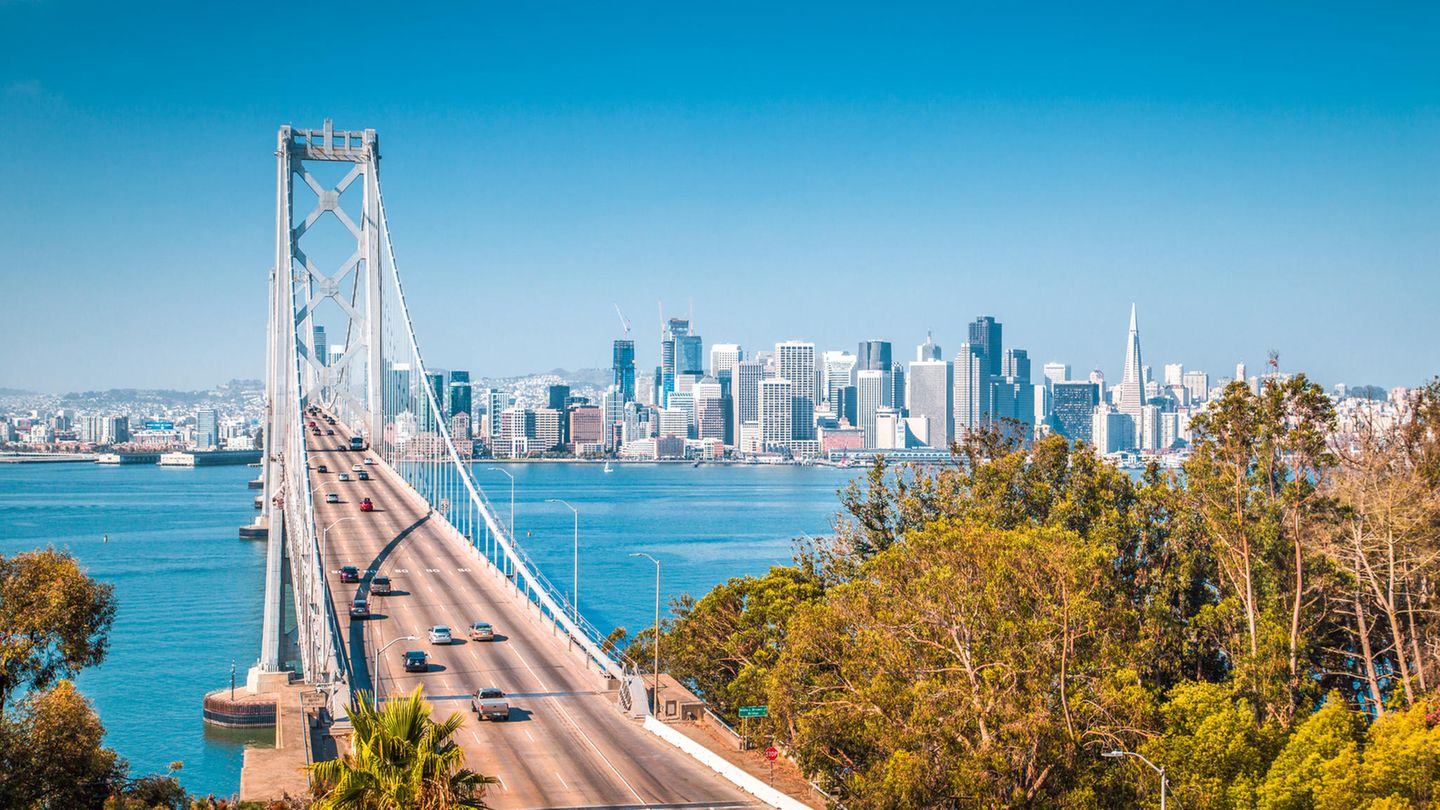 Food-Magazin "Eater" empfiehlt: Oakland, Kalifornien Die kleine Schwester von San Francisco avanciert gerade zur dynamischsten Food-Stadt der USA - und das vor allem wegen ihrer Köche. Die erzählen durch ihr Essen ihre Geschichte. Einst wurden Oakland die Attribute "zu arm und zu schwarz" zugeschrieben. Die Community hat aber immer zusammengehalten - und drückt sich jetzt über ihre außergewöhnliche Küche aus. Oakland, Kalifornien Die kleine Schwester von San Francisco avanciert gerade zur dynamischsten Food-Stadt der USA - und das vor allem wegen ihrer Köche. Die erzählen durch ihr Essen ihre Geschichte. Einst wurden Oakland die Attribute "zu arm und zu schwarz" zugeschrieben. Die Community hat aber immer zusammengehalten - und drückt sich jetzt über ihre außergewöhnliche Küche aus.