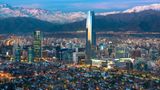 Santiago, Chile  In Santiago isst man vor allem Hausmannskost wie überfüllte All-you-can-eat-Teller mit jeder Menge Fleisch und Kartoffeln, aber die Stadt befindet sich gerade in einem kulinarischen Wandel. Die chilenischen Köche lassen sich von europäischen Köchen inspirieren, die ihrer Landesküche einen neuen Schliff geben. Wie beispielsweise René Redzepi aus dem bekannten Noma in Kopenhagen. Traditionelle chilenische Küche muss nämlich nicht deftig und schwer, sondern kann auch leicht und verspielt sein. Diesen Wandel kann man gerade live miterleben - und sollte man auch.