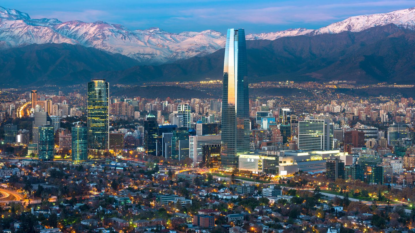 Food-Magazin "Eater" empfiehlt: Santiago, Chile In Santiago isst man vor allem Hausmannskost wie überfüllte All-you-can-eat-Teller mit jeder Menge Fleisch und Kartoffeln, aber die Stadt befindet sich gerade in einem kulinarischen Wandel. Die chilenischen Köche lassen sich von europäischen Köchen inspirieren, die ihrer Landesküche einen neuen Schliff geben. Wie beispielsweise René Redzepi aus dem bekannten Noma in Kopenhagen. Traditionelle chilenische Küche muss nämlich nicht deftig und schwer, sondern kann auch leicht und verspielt sein. Diesen Wandel kann man gerade live miterleben - und sollte man auch. Santiago, Chile In Santiago isst man vor allem Hausmannskost wie überfüllte All-you-can-eat-Teller mit jeder Menge Fleisch und Kartoffeln, aber die Stadt befindet sich gerade in einem kulinarischen Wandel. Die chilenischen Köche lassen sich von europäischen Köchen inspirieren, die ihrer Landesküche einen neuen Schliff geben. Wie beispielsweise René Redzepi aus dem bekannten Noma in Kopenhagen. Traditionelle chilenische Küche muss nämlich nicht deftig und schwer, sondern kann auch leicht und verspielt sein. Diesen Wandel kann man gerade live miterleben - und sollte man auch.