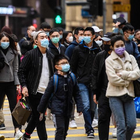 Coronavirus in China: Fußgänger in Hongkong tragen Atemschutzmasken