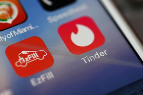 Icon der Dating-App Tinder auf einem Smartphone
