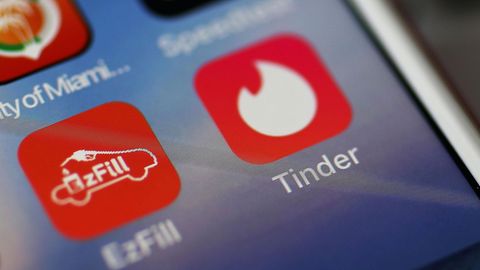 Icon der Dating-App Tinder auf einem Smartphone