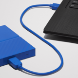 Günstig und komfortabler: Externe USB-Festplatte mit spezieller Backup-Software  Das Windows-10-Werkzeug verrichtet zwar zuverlässig seinen Dienst, ist jedoch in den Möglichkeiten begrenzt. Deutlich mehr Optionen bietet kostenpflichtige Backup-Software. Mit ihr lassen sich zum Beispiel Backup-Terminkalender festlegen, Sicherungen verschlüsseln, die Daten auf Fehler überprüfen, komprimieren oder stets nur jene Dateien hinzufügen, die neu oder geändert worden sind. Je nach Ausstattung kosten diese Tool zwischen 25 und 65 Euro. Anbieter sind unter anderem; Arconis, EaseUS, Paragon, Macrium, Aomei oder Ashampoo. Hardwarehersteller wie Western Digital bieten externe Festplatten zusammen mit Backup-Software an.  Vorteil: Voll automatisiert  Nachteil: Software kostenpflichtig, Einarbeitungszeit, Daten lassen sich nur mit der jeweiligen Software wieder herstellen.