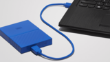Günstig und komfortabler: Externe USB-Festplatte mit spezieller Backup-Software  Das Windows-10-Werkzeug verrichtet zwar zuverlässig seinen Dienst, ist jedoch in den Möglichkeiten begrenzt. Deutlich mehr Optionen bietet kostenpflichtige Backup-Software. Mit ihr lassen sich zum Beispiel Backup-Terminkalender festlegen, Sicherungen verschlüsseln, die Daten auf Fehler überprüfen, komprimieren oder stets nur jene Dateien hinzufügen, die neu oder geändert worden sind. Je nach Ausstattung kosten diese Tool zwischen 25 und 65 Euro. Anbieter sind unter anderem; Arconis, EaseUS, Paragon, Macrium, Aomei oder Ashampoo. Hardwarehersteller wie Western Digital bieten externe Festplatten zusammen mit Backup-Software an.  Vorteil: Voll automatisiert  Nachteil: Software kostenpflichtig, Einarbeitungszeit, Daten lassen sich nur mit der jeweiligen Software wieder herstellen.