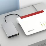 Jetzt wird’s NAS: Die kleine Home-Cloud für schmales Geld  NAS steht für “Network Attached Storages” also ein an das Netzwerk angeschlossenes Speichermedium. Die Daten gelangen nicht mehr über ein USB-Kabel auf die externe Platte, sondern über ein Lan-Kabel oder WLan. Ein kleiner Unterschied mit weitreichenden Folgen. In einem Heimnetzwerk “sieht” jeder Computer diese Festplatten, kann Daten speichern und abrufen. So könnte zum Beispiel jedes Familienmitglied in einem Haushalt seine Daten auf dem NAS sichern, ohne sich eine eigene externe Festplatte kaufen zu müssen. Der oft günstigste Weg zur NAS führt über den USB-Steckplatz am Router. So verwandeln die bessere Router-Modelle wie etwa die Fritzbox 7490 eine USB-Festplatte und sogar USB-Sticks in ein NAS-Laufwerk, das bei den Backup-Programmen als Speicherziel angegeben werden kann. In Sachen Datendurchsatz reichen diese Systeme richtigen Netzwerkfestplatten nicht das Wasser, aber für den Alltagsgebrauch genügen sie völlig.   Vorteil: Günstiger geht es nicht zur NAS.  Nachteil: keine, wenn ohnehin ein entsprechender Router vorhanden ist.