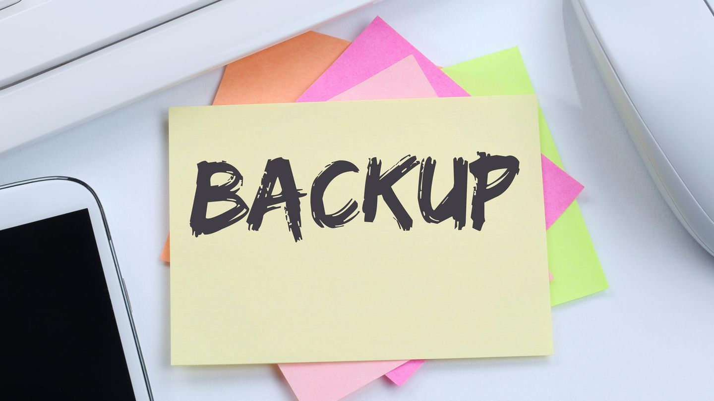 Bilder, Daten - alles weg!: Günstig und etwas sicherer: Externe-USB-Festplatte mit Windows-Backupsoftware Wer das manuelle Backup seiner Daten gern mal vergisst, kann die Sicherung mit Hilfe einer externen-USB-Festplatte und den Backuptools von Windows-10 automatisieren. In den Einstellungen unter “Update und Sicherheit” den Punkt “Sicherung” aufrufen. Hier können die gewünschten Ordner und das Backup-Laufwerk ausgewählt werden. Die Software speichert dann die Ordner automatisch von “alle 10 Minuten” bis einmal am Tag. Unter “Wiederherstellung” werden die Backupdateien dann aus dem Backup-Archiv wieder zurückkopiert. Zudem lassen sich auch Abbilder der gesamten Festplatte erstellen. Mit einem solchen Abbild lässt sich der Rechner nach einem Festplattencrash innerhalb kurzer Zeit wiederbeleben. Vorteil: Kostenlose Werkzeuge an Bord, Backup automatisiert, gut für große Datenmengen. Nachteil: Nur begrenzte Möglichkeiten der Automatisierung, Festplatte muss stets angeschlossen sein. Günstig und etwas sicherer: Externe-USB-Festplatte mit Windows-Backupsoftware Wer das manuelle Backup seiner Daten gern mal vergisst, kann die Sicherung mit Hilfe einer externen-USB-Festplatte und den Backuptools von Windows-10 automatisieren. In den Einstellungen unter “Update und Sicherheit” den Punkt “Sicherung” aufrufen. Hier können die gewünschten Ordner und das Backup-Laufwerk ausgewählt werden. Die Software speichert dann die Ordner automatisch von “alle 10 Minuten” bis einmal am Tag. Unter “Wiederherstellung” werden die Backupdateien dann aus dem Backup-Archiv wieder zurückkopiert. Zudem lassen sich auch Abbilder der gesamten Festplatte erstellen. Mit einem solchen Abbild lässt sich der Rechner nach einem Festplattencrash innerhalb kurzer Zeit wiederbeleben. Vorteil: Kostenlose Werkzeuge an Bord, Backup automatisiert, gut für große Datenmengen. Nachteil: Nur begrenzte Möglichkeiten der Automatisierung, Festplatte muss stets angeschlossen sein.