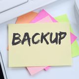 Günstig und etwas sicherer: Externe-USB-Festplatte mit Windows-Backupsoftware  Wer das manuelle Backup seiner Daten gern mal vergisst, kann die Sicherung mit Hilfe einer externen-USB-Festplatte und den Backuptools von Windows-10 automatisieren. In den Einstellungen unter “Update und Sicherheit” den Punkt “Sicherung” aufrufen. Hier können die gewünschten Ordner und das Backup-Laufwerk ausgewählt werden. Die Software speichert dann die Ordner automatisch von “alle 10 Minuten” bis einmal am Tag. Unter “Wiederherstellung” werden die Backupdateien dann aus dem Backup-Archiv wieder zurückkopiert. Zudem lassen sich auch Abbilder der gesamten Festplatte erstellen. Mit einem solchen Abbild lässt sich der Rechner nach einem Festplattencrash innerhalb kurzer Zeit wiederbeleben.  Vorteil: Kostenlose Werkzeuge an Bord, Backup automatisiert, gut für große Datenmengen.  Nachteil: Nur begrenzte Möglichkeiten der Automatisierung, Festplatte muss stets angeschlossen sein.