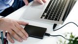 Die günstigste Lösung: Externe USB-Platte  Der einfachste Weg zu einer Sicherung seiner Daten sind externe USB-Festplatten. Die neuen Modelle unterstützen in der Regel den schnellen USB-3.1-Standard, der das Kopieren selbst größerer Datenmengen zügig erledigt. Die Platte an den USB-3-Port des Rechner stecken, den Dateimanager aufrufen und die gewünschten Ordner auf das Laufwerk ziehen. Allerdings haben auch externe Festplatten eine begrenzte Lebensdauer. Wer ganz sicher gehen will, verwendet eine zweite externe Festplatte eines anderen Herstellers als zusätzliches Backup-Laufwerk. Die Auswahl ist groß und reicht von der kleinen Platte mit einem Terabyte bis hin zu 28 Terabyte-Speicherstationen.  Vorteil: Günstig, schnell und simpel in der Anwendung. Zwei-Terabyte-Platten gibt es schon ab 50 Euro.  Nachteil: Die Aktualität des Backups ist nur so gut wie die eigene Disziplin. 