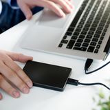 Die günstigste Lösung: Externe USB-Platte  Der einfachste Weg zu einer Sicherung seiner Daten sind externe USB-Festplatten. Die neuen Modelle unterstützen in der Regel den schnellen USB-3.1-Standard, der das Kopieren selbst größerer Datenmengen zügig erledigt. Die Platte an den USB-3-Port des Rechner stecken, den Dateimanager aufrufen und die gewünschten Ordner auf das Laufwerk ziehen. Allerdings haben auch externe Festplatten eine begrenzte Lebensdauer. Wer ganz sicher gehen will, verwendet eine zweite externe Festplatte eines anderen Herstellers als zusätzliches Backup-Laufwerk. Die Auswahl ist groß und reicht von der kleinen Platte mit einem Terabyte bis hin zu 28 Terabyte-Speicherstationen.  Vorteil: Günstig, schnell und simpel in der Anwendung. Zwei-Terabyte-Platten gibt es schon ab 50 Euro.  Nachteil: Die Aktualität des Backups ist nur so gut wie die eigene Disziplin. 