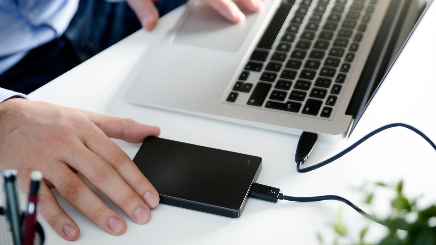 Die günstigste Lösung: Externe USB-Platte  Der einfachste Weg zu einer Sicherung seiner Daten sind externe USB-Festplatten. Die neuen Modelle unterstützen in der Regel den schnellen USB-3.1-Standard, der das Kopieren selbst größerer Datenmengen zügig erledigt. Die Platte an den USB-3-Port des Rechner stecken, den Dateimanager aufrufen und die gewünschten Ordner auf das Laufwerk ziehen. Allerdings haben auch externe Festplatten eine begrenzte Lebensdauer. Wer ganz sicher gehen will, verwendet eine zweite externe Festplatte eines anderen Herstellers als zusätzliches Backup-Laufwerk. Die Auswahl ist groß und reicht von der kleinen Platte mit einem Terabyte bis hin zu 28 Terabyte-Speicherstationen.  Vorteil: Günstig, schnell und simpel in der Anwendung. Zwei-Terabyte-Platten gibt es schon ab 50 Euro.  Nachteil: Die Aktualität des Backups ist nur so gut wie die eigene Disziplin. 