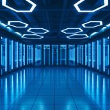Online-Cloud-Speicher  Der beste NAS-Server für das Backup daheim nützt nichts, wenn das Haus abbrennt, unter Wasser steht oder das Gerät bei einem Einbruch abhanden kommt. Richtig sicher sind die Daten nur in den Cloud-Systemen großer Anbieter. Voraussetzung für diese “Offsite-Speicher” ist eine schnelle Internetanbindung in beide Richtungen. Internetprovider werben gern mit imposanten Downloadraten, wichtiger bei Cloudsystemen ist jedoch die Geschwindigkeit mit der Daten in das Netz hochgeladen werden können. Gewöhnlich liegt die Uploadrate bei nur 30 MBit. Das Hochladen einer Datei von 200 Megabyte dauert bei diesem Tempo etwa eine Minute.   An guten Cloud-Angeboten herrscht kein Mangel. Vom GoogleDrive mit 15 Gigabyte kostenfreiem Speicher, dem nahtlos in Windows-10 integriertem Onedrive von Microsoft mit 5 GB freiem Speicher bis zu Clouds für Arbeitsgruppen in kleinen Firmen von Dropbox. Apple-Nutzern bietet sich das perfekt auf ihr technisches Biotop abgestimmte Apple iCloud Drive an. Mit einem Euro pro Monat für 50 Gigabyte gehört Apple zu den günstigsten Cloudangeboten.  Vorteil: Sicheres Backup mit nahezu garantierter Verfügbarkeit. Das NAS Laufwerk daheim kann ausfallen, die Clouds der großen Anbieter nicht. Kein Kauf von Hardware notwendig, kein technisches Wissen erforderlich.  Nachteil: Schneller, stabiler Internetzugang mit hoher Uploadrate notwendig. Bei Internetausfall kein Zugriff auf die gesicherten Daten. 
