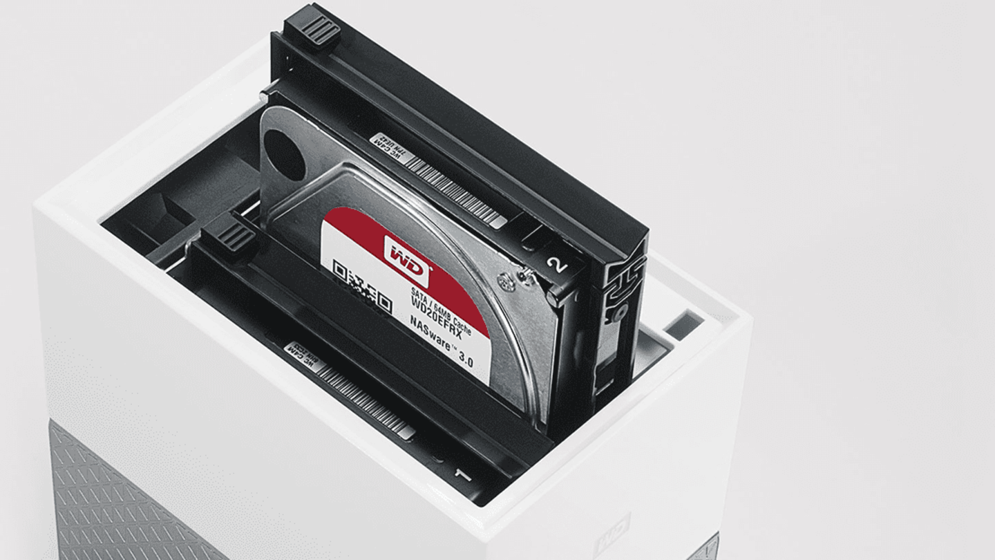 Bilder, Daten - alles weg!: Die Backup-Profiliga: NAS-Systeme für Zuhause NAS-Systeme sind im Grunde Festplatten in einem Computer ohne Grafikkarte. Und wie beim “normalen” PC entscheidet auch hier die Geschwindigkeit von Prozessor und Festplatten sowie die Größe des Arbeitsspeichers über das Arbeitstempo des NAS-Systems - und den Preis. Einfache Systeme bieten nur eine einzige, meist fest eingebaute, Festplatte von vier Terabyte. Teurere beherbergen zwei oder vier spezielle NAS-Festplatten von bis zu 16 Terabyte. Anders als die Festplatte im PC sind NAS-Laufwerke eigens für die Belastungen im Dauerbetrieb ausgelegt. Per Ethernetkabel an den Router angeschlossen, bilden NAS-Systeme die Profiliga für Backups. Sind mindestens zwei Platten an Bord lassen sich diese zu Klonen (RAID-1) zusammenschalten. Die zweite Festplatte spiegelt dabei immer die erste. Fällt eine Platte aus, ist das Backup auf der zweiten Platte sicher. Die großen Datenspeicher sind wie geschaffen für Videoprojekte und große Mengen an Bild- und Audio-Material. Schöner Nebeneffekt: NAS lassen sich als Medienserver einrichten und zum Beispiel mit dem SmartTV oder Streaming-Lautsprechern verbinden. Der eigene ganz private Streamingdienst sozusagen. Selbst von unterwegs ist die heimische Netzwerkfestplatte in Reichweite. Zu jeder NAS-Software gehört mittlerweile eine eigene Android oder IOS-App. Über die kleinen Anwendungen lässt sich auch ein automatisches Backup der Bilder und Videos auf dem Handy einrichten, sobald das Smartphone in das heimische Netz eingewählt ist. Die wichtigsten NAS-Anbieter sind. WD, Synology, QNAP, Buffalo und Zyxel. Vorteil: Günstiger großer Speicherplatz, volle Kontrolle, eigener Medienserver, Zugriff über das Web. Nachteil: technisches Wissen bei Einrichtung und Betrieb erforderlich, Stromverbrauch Die Backup-Profiliga: NAS-Systeme für Zuhause NAS-Systeme sind im Grunde Festplatten in einem Computer ohne Grafikkarte. Und wie beim “normalen” PC entscheidet auch hier die Geschwindigkeit von Prozessor und Festplatten sowie die Größe des Arbeitsspeichers über das Arbeitstempo des NAS-Systems - und den Preis. Einfache Systeme bieten nur eine einzige, meist fest eingebaute, Festplatte von vier Terabyte. Teurere beherbergen zwei oder vier spezielle NAS-Festplatten von bis zu 16 Terabyte. Anders als die Festplatte im PC sind NAS-Laufwerke eigens für die Belastungen im Dauerbetrieb ausgelegt. Per Ethernetkabel an den Router angeschlossen, bilden NAS-Systeme die Profiliga für Backups. Sind mindestens zwei Platten an Bord lassen sich diese zu Klonen (RAID-1) zusammenschalten. Die zweite Festplatte spiegelt dabei immer die erste. Fällt eine Platte aus, ist das Backup auf der zweiten Platte sicher. Die großen Datenspeicher sind wie geschaffen für Videoprojekte und große Mengen an Bild- und Audio-Material. Schöner Nebeneffekt: NAS lassen sich als Medienserver einrichten und zum Beispiel mit dem SmartTV oder Streaming-Lautsprechern verbinden. Der eigene ganz private Streamingdienst sozusagen. Selbst von unterwegs ist die heimische Netzwerkfestplatte in Reichweite. Zu jeder NAS-Software gehört mittlerweile eine eigene Android oder IOS-App. Über die kleinen Anwendungen lässt sich auch ein automatisches Backup der Bilder und Videos auf dem Handy einrichten, sobald das Smartphone in das heimische Netz eingewählt ist. Die wichtigsten NAS-Anbieter sind. WD, Synology, QNAP, Buffalo und Zyxel. Vorteil: Günstiger großer Speicherplatz, volle Kontrolle, eigener Medienserver, Zugriff über das Web. Nachteil: technisches Wissen bei Einrichtung und Betrieb erforderlich, Stromverbrauch