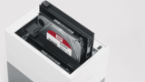 Die Backup-Profiliga: NAS-Systeme für Zuhause  NAS-Systeme sind im Grunde Festplatten in einem Computer ohne Grafikkarte. Und wie beim “normalen” PC entscheidet auch hier die Geschwindigkeit von Prozessor und Festplatten sowie die Größe des Arbeitsspeichers über das Arbeitstempo des NAS-Systems - und den Preis. Einfache Systeme bieten nur eine einzige, meist fest eingebaute, Festplatte von vier Terabyte. Teurere beherbergen zwei oder vier spezielle NAS-Festplatten von bis zu 16 Terabyte. Anders als die Festplatte im PC sind NAS-Laufwerke eigens für die Belastungen im Dauerbetrieb ausgelegt. Per Ethernetkabel an den Router angeschlossen, bilden NAS-Systeme die Profiliga für Backups. Sind mindestens zwei Platten an Bord lassen sich diese zu Klonen (RAID-1) zusammenschalten. Die zweite Festplatte spiegelt dabei immer die erste. Fällt eine Platte aus, ist das Backup auf der zweiten Platte sicher. Die großen Datenspeicher sind wie geschaffen für Videoprojekte und große Mengen an Bild- und Audio-Material. Schöner Nebeneffekt: NAS lassen sich als Medienserver einrichten und zum Beispiel mit dem SmartTV oder Streaming-Lautsprechern verbinden. Der eigene ganz private Streamingdienst sozusagen. Selbst von unterwegs ist die heimische Netzwerkfestplatte in Reichweite. Zu jeder NAS-Software gehört mittlerweile eine eigene Android oder IOS-App. Über die kleinen Anwendungen lässt sich auch ein automatisches Backup der Bilder und Videos auf dem Handy einrichten, sobald das Smartphone in das heimische Netz eingewählt ist. Die wichtigsten NAS-Anbieter sind. WD, Synology, QNAP, Buffalo und Zyxel.   Vorteil: Günstiger großer Speicherplatz, volle Kontrolle, eigener Medienserver, Zugriff über das Web.   Nachteil: technisches Wissen bei Einrichtung und Betrieb erforderlich, Stromverbrauch