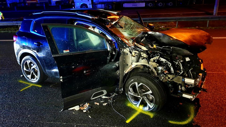 Nachrichten aus Deutschland: Fußgänger auf Autobahn von Pkw erfasst Nachrichten aus Deutschland: Demoliertes Auto steht auf der Autobahn