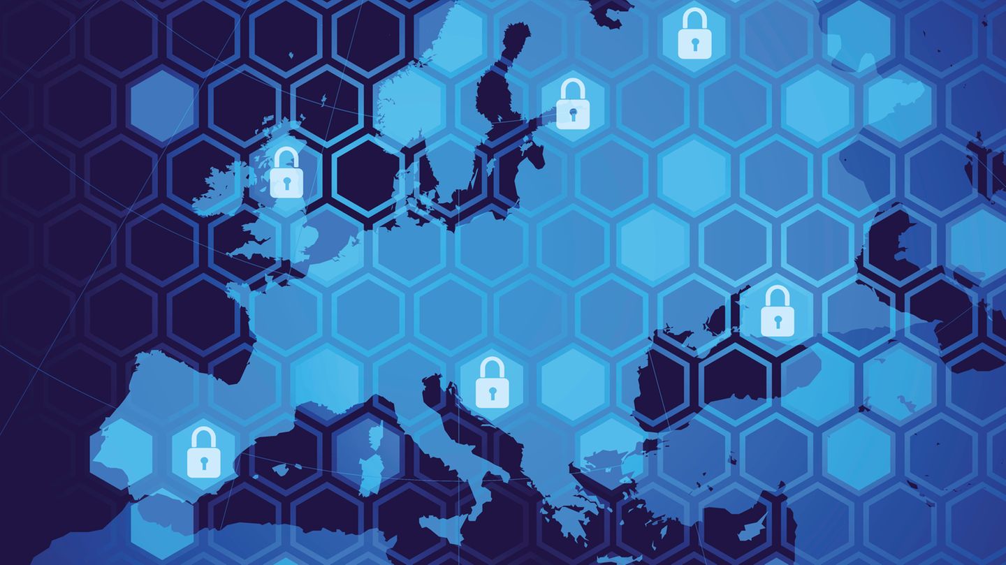 Bilder, Daten - alles weg!: Sichere Cloud nach EU-Richtlinien Wer seine Daten eher ungern den lockeren US-Datenschutzbestimmungen anvertrauen möchte, speichert sie bei Cloud-Anbietern innerhalb der EU beziehungsweise auf Cloud-Servern, die in Deutschland stehen. Mit kostenlosen Angeboten lockt kaum einer der Anbieter, doch die Preise bewegen sich ungefähr auf dem Niveau von Apple und Microsoft. Bei Strato HiDrive gibt es 100 GB Cloudspeicher für 2 Euro im Monat. Bei Web.de und GMX sind 50 GB für 5 Euro pro Monat zu haben. Mit besonders ausgefeilter Sicherheit und Verschlüsselung der gespeicherten Daten wirbt Tresorit aus der Schweiz. Sichere Cloud nach EU-Richtlinien Wer seine Daten eher ungern den lockeren US-Datenschutzbestimmungen anvertrauen möchte, speichert sie bei Cloud-Anbietern innerhalb der EU beziehungsweise auf Cloud-Servern, die in Deutschland stehen. Mit kostenlosen Angeboten lockt kaum einer der Anbieter, doch die Preise bewegen sich ungefähr auf dem Niveau von Apple und Microsoft. Bei Strato HiDrive gibt es 100 GB Cloudspeicher für 2 Euro im Monat. Bei Web.de und GMX sind 50 GB für 5 Euro pro Monat zu haben. Mit besonders ausgefeilter Sicherheit und Verschlüsselung der gespeicherten Daten wirbt Tresorit aus der Schweiz.