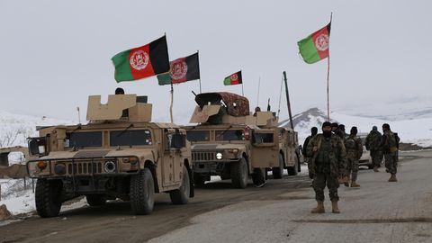 Afghanische Sicherheitskräfte auf dem Weg zur Absturzstelle. 