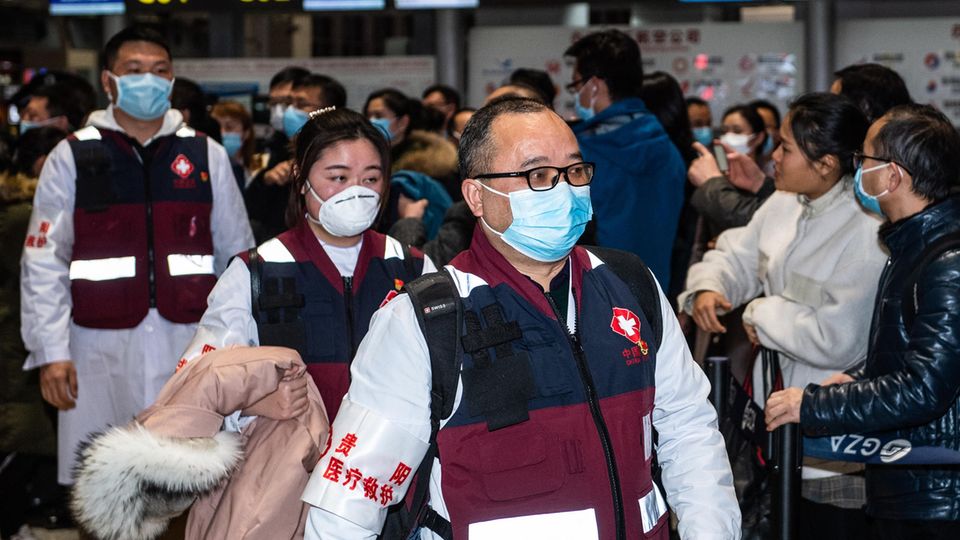 Mitglieder eines medizinischen Teams bereiten sich auf die Abreise nach Wuhan vor