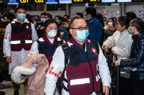 Mitglieder eines medizinischen Teams bereiten sich auf die Abreise nach Wuhan vor