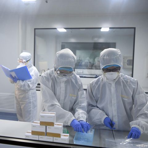 Forscher verpacken Nachweisreagenzien für das neue Coronavirus. Die erste Charge mit Nachweisreagenzien für 10.000 Personen wurde kostenlos nach Wuhan geschickt