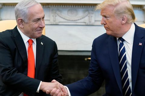 Donald Trump (r.) und Benjamin Netanjahu reichen sich im Oval Office die Hände. Trump will Israels Spitzenpolitikern an diesem Dienstag die Grundzüge seines Nahost-Plans vorstellen.