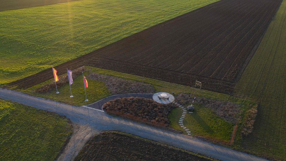 EU-Mittelpunkt liegt künftig in deutschem 80-Einwohner-Dorf Ein Weg führt zu einer rund gepflasterten Stelle auf einem Feld nahe des Ortsteiles Gadheim