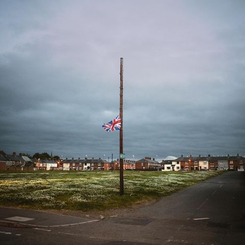 Eine britische Flagge auf Halbmast